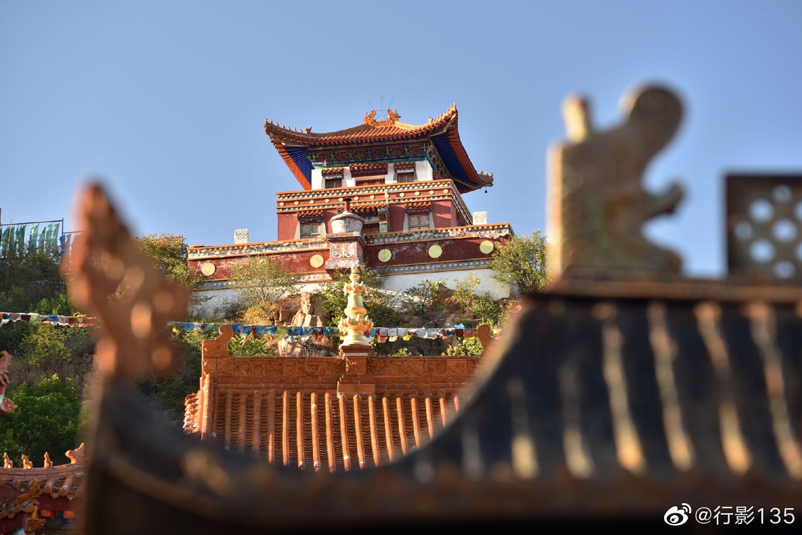 在辽宁朝阳北票大黑山有一座藏传佛教惠缘寺.独特的建筑风格
