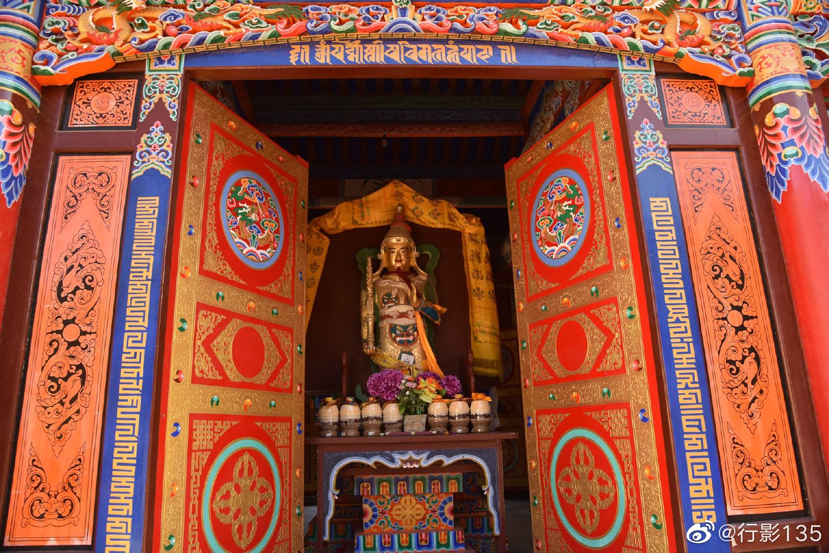 在辽宁朝阳北票大黑山有一座藏传佛教惠缘寺独特的建筑风格