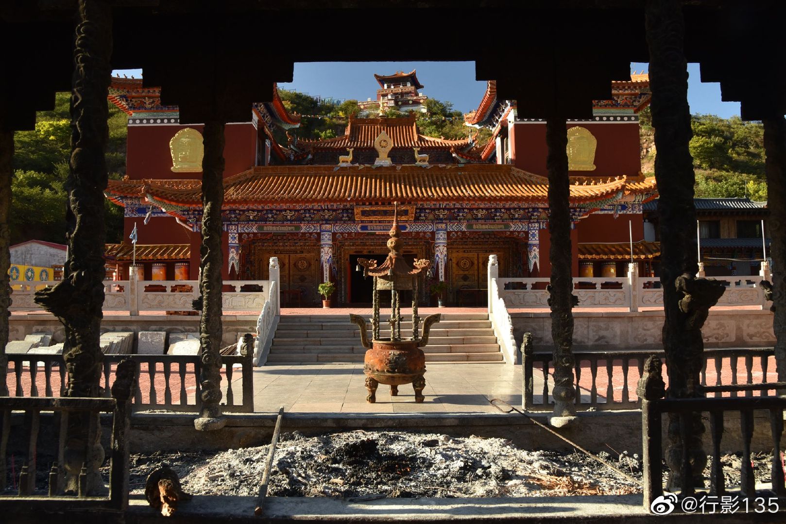 在辽宁朝阳北票大黑山有一座藏传佛教惠缘寺独特的建筑风格