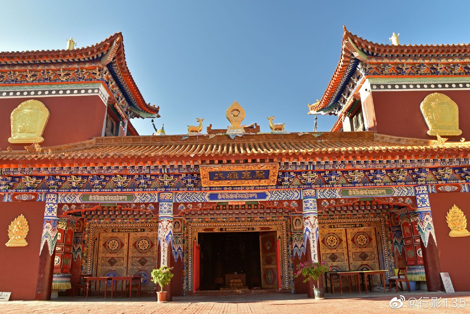 在辽宁朝阳北票大黑山有一座藏传佛教惠缘寺独特的建筑风格