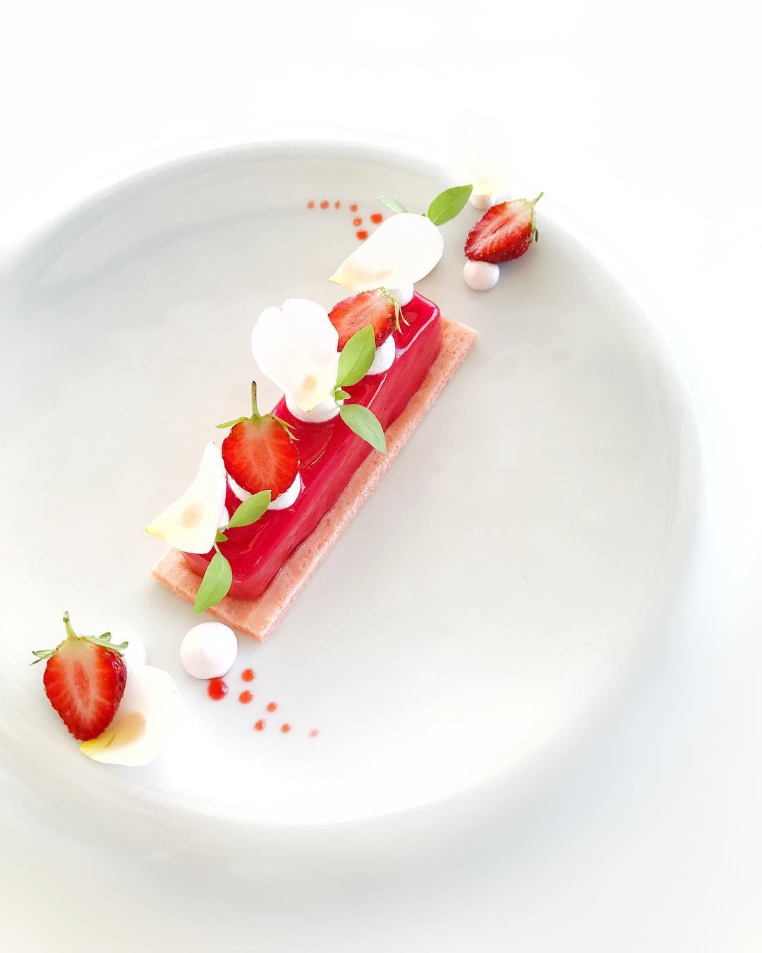 精致清爽的甜品摆盘