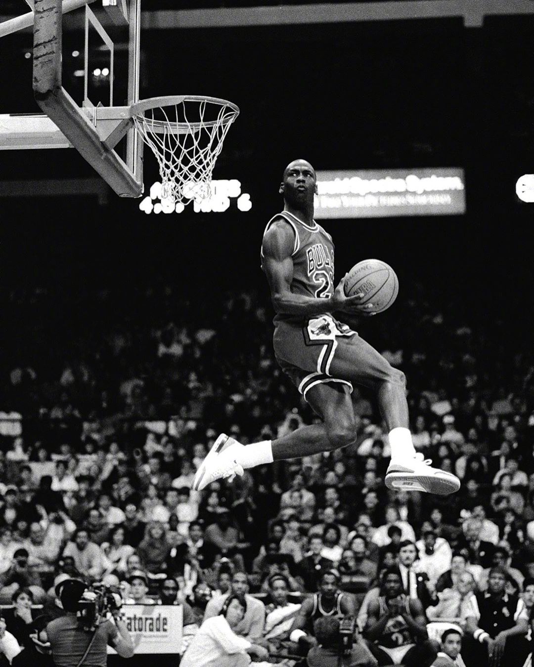 乔丹在1988年扣篮大赛上的扣篮瞬间!