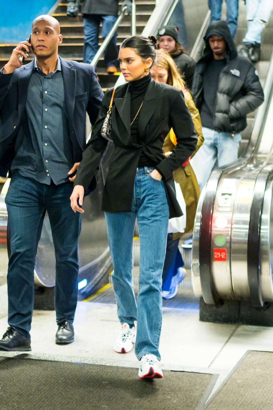 肯豆kendalljenner和朋友们抵达纽约宾州火车站被拍