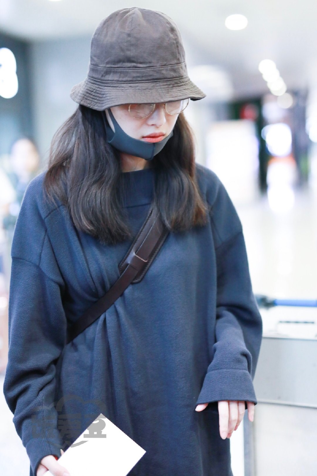 倪妮今日上海机场渔夫帽懒人鞋舒适慵懒的喵总无疑