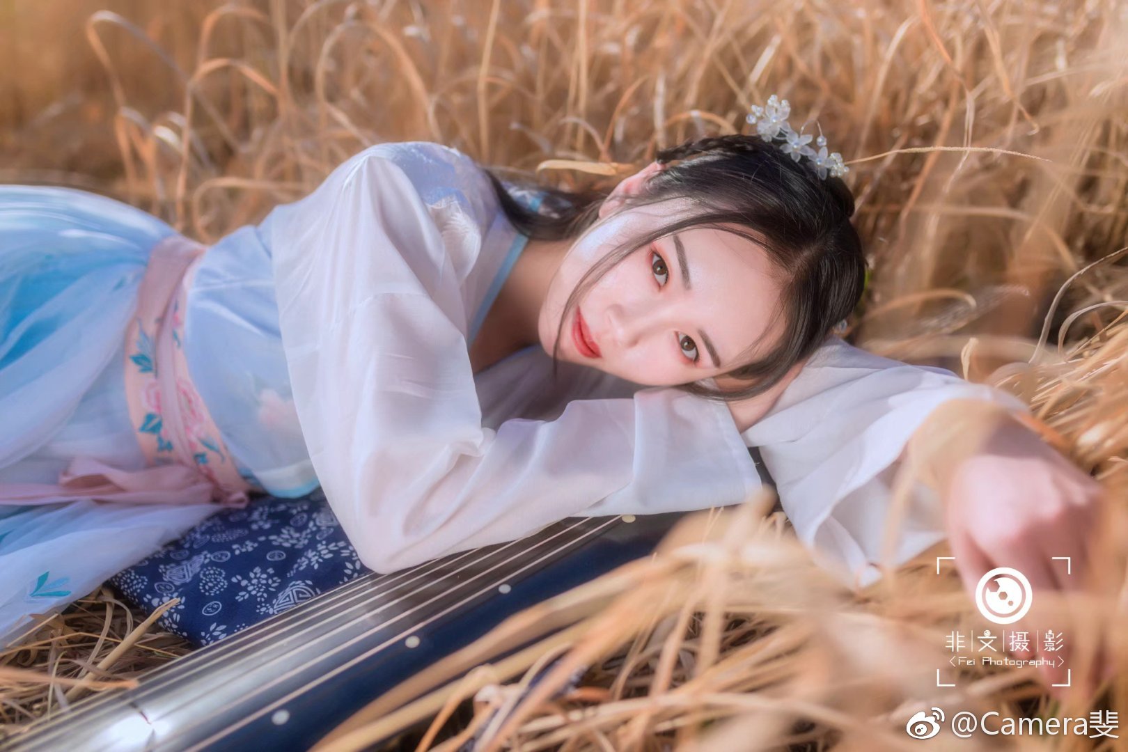 众芳摇落独暄妍占尽风情向小园