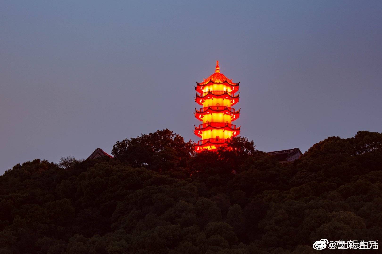 要说无锡的地标惠山顶上龙光塔绝对是首屈一指名列前茅