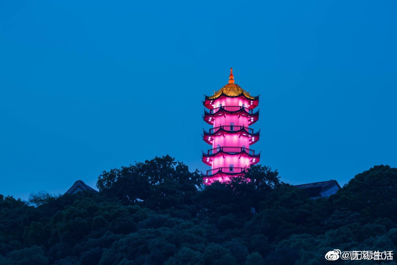 要说无锡的地标惠山顶上龙光塔绝对是首屈一指名列前茅