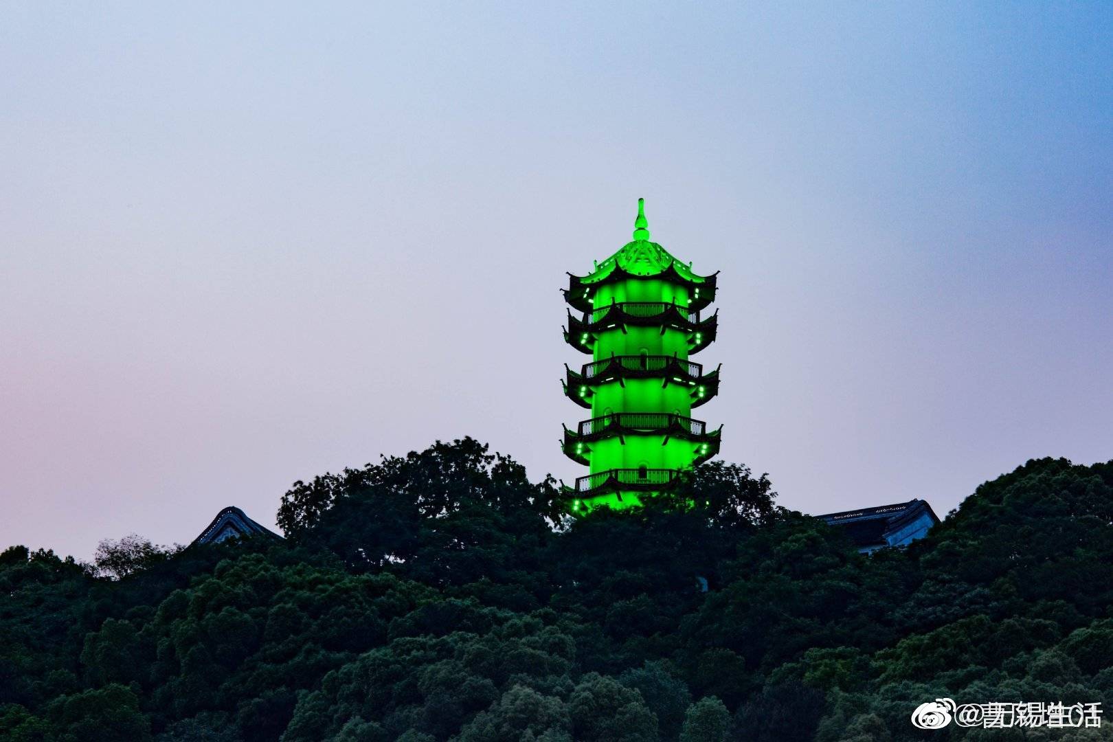 要说无锡的地标惠山顶上龙光塔绝对是首屈一指名列前茅