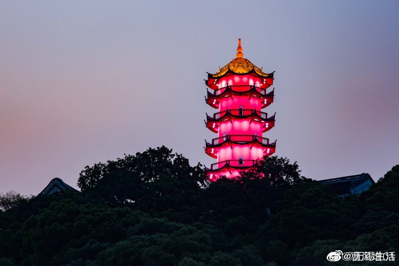 要说无锡的地标惠山顶上龙光塔绝对是首屈一指名列前茅