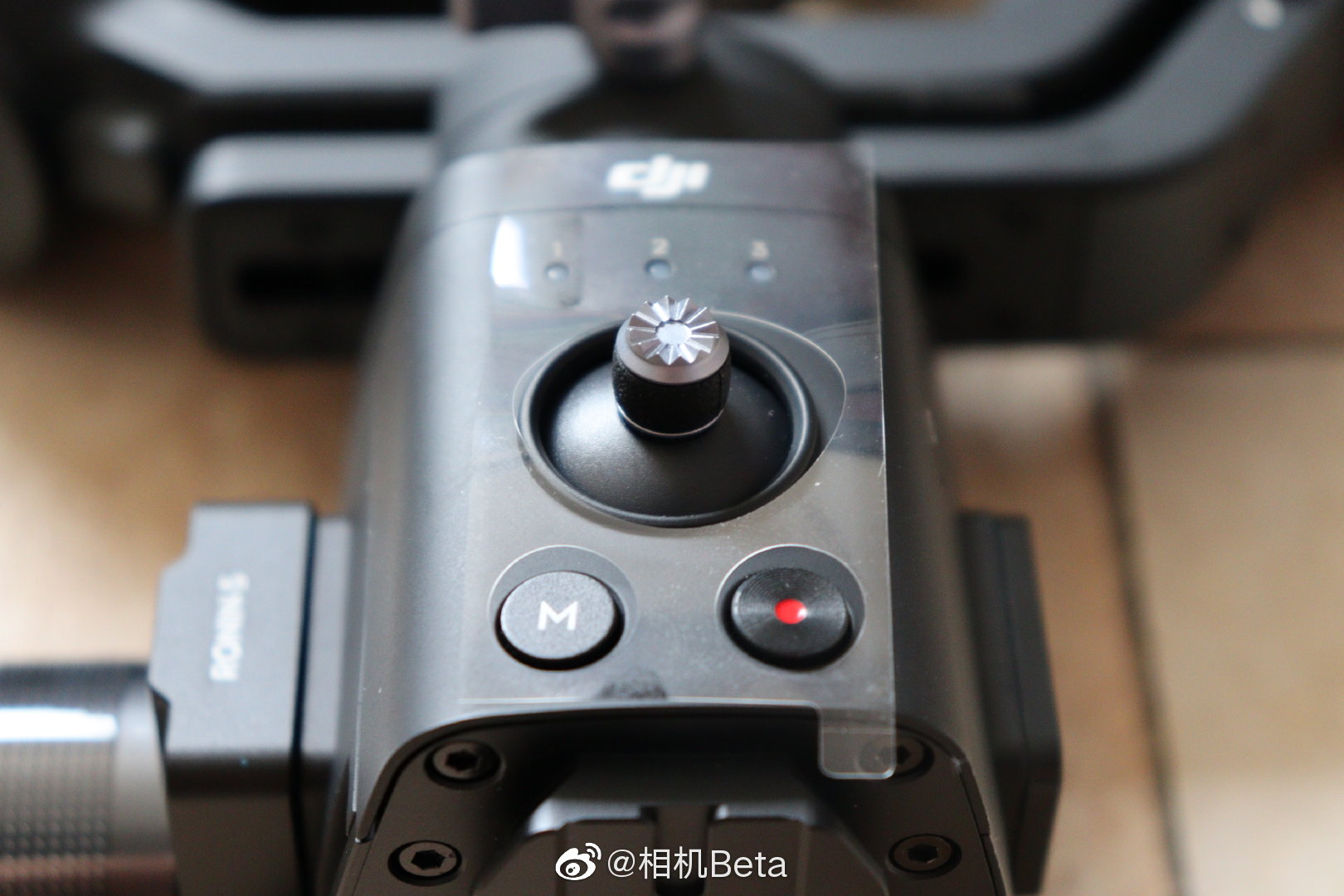 大疆单手持微单稳定器如影sc开箱图