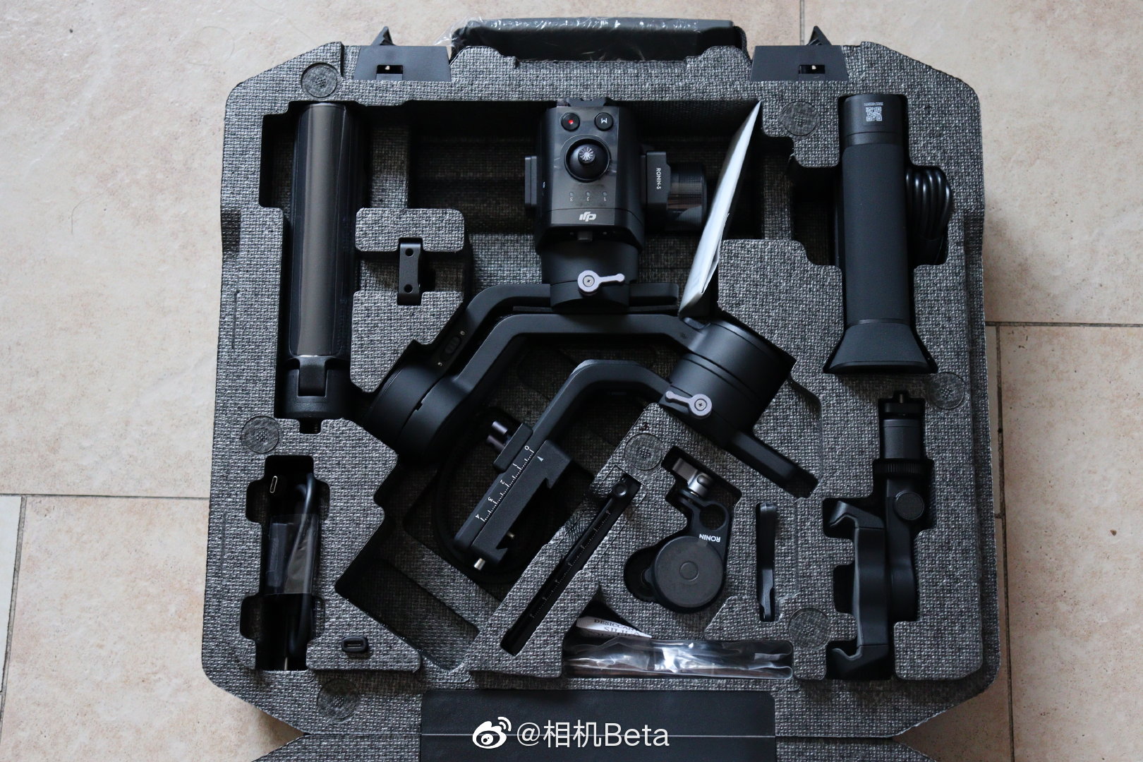 大疆单手持微单稳定器如影sc开箱图