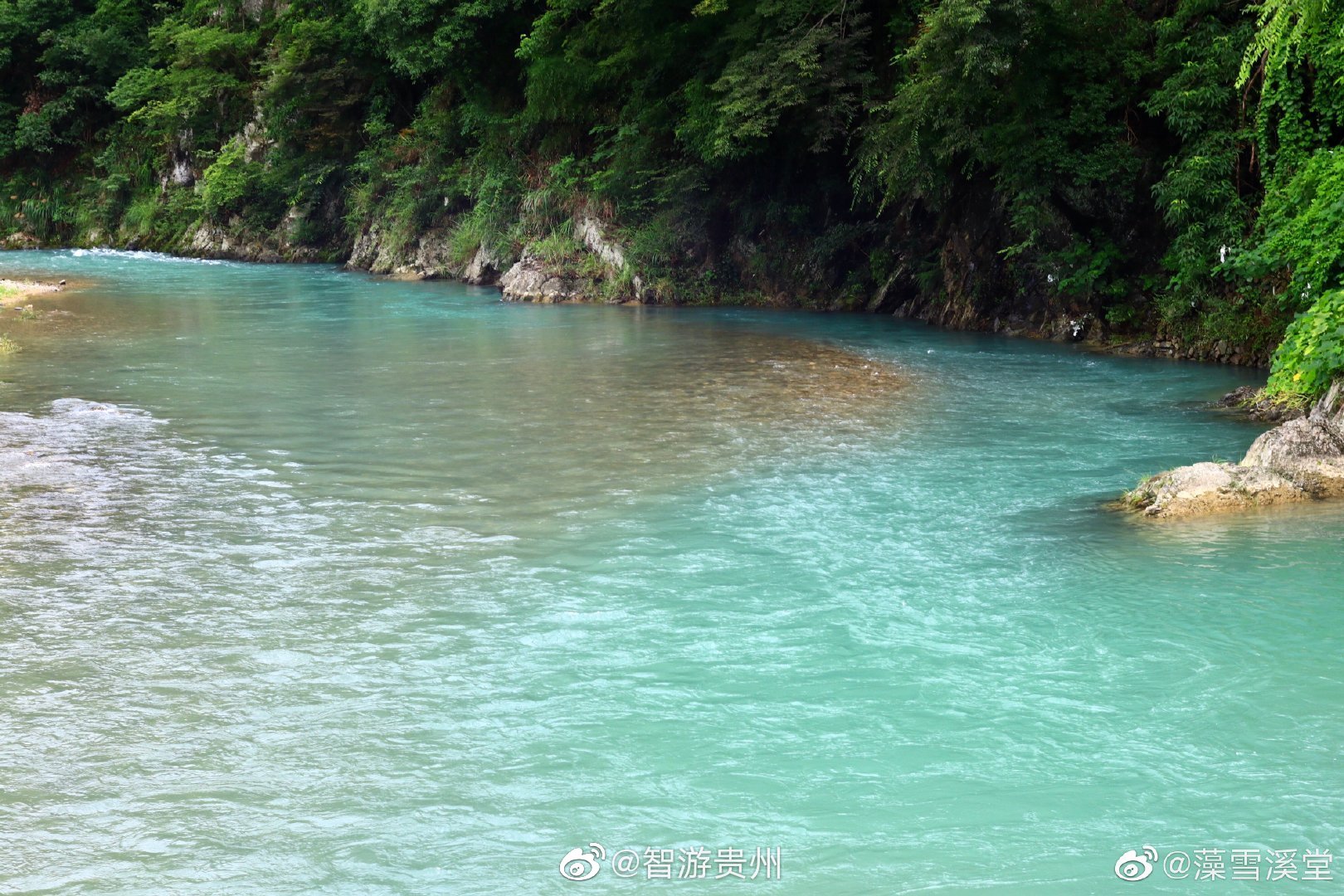 郎德上寨距凯里市区29公里村寨背山面水古木参天
