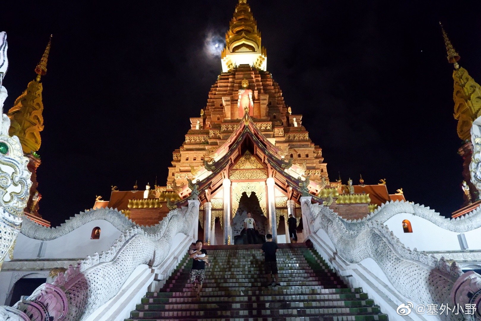 西双版纳景洪市夜晚的大金塔,太梦幻了@新浪旅游