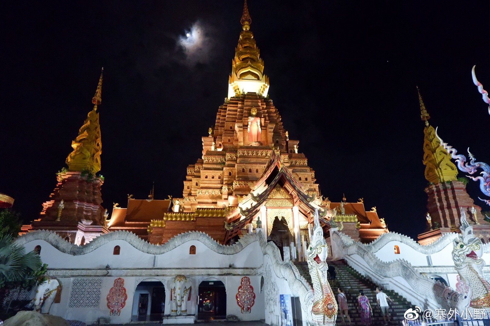 西双版纳景洪市夜晚的大金塔,太梦幻了 @新浪旅游