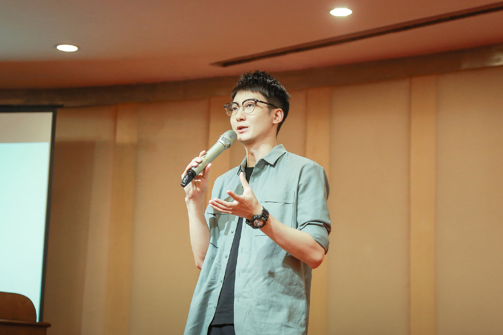 昨天@郭嘉峰 回母校广州大学参加分享会.在分享会上