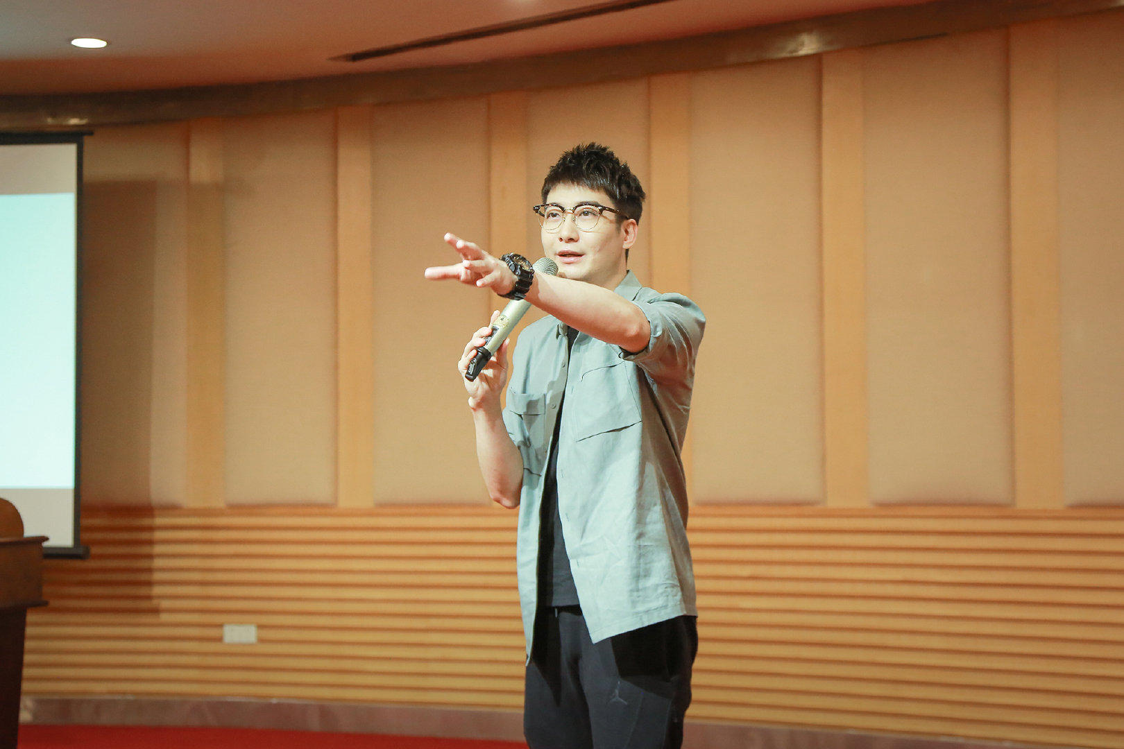 昨天@郭嘉峰 回母校广州大学参加分享会.在分享会上