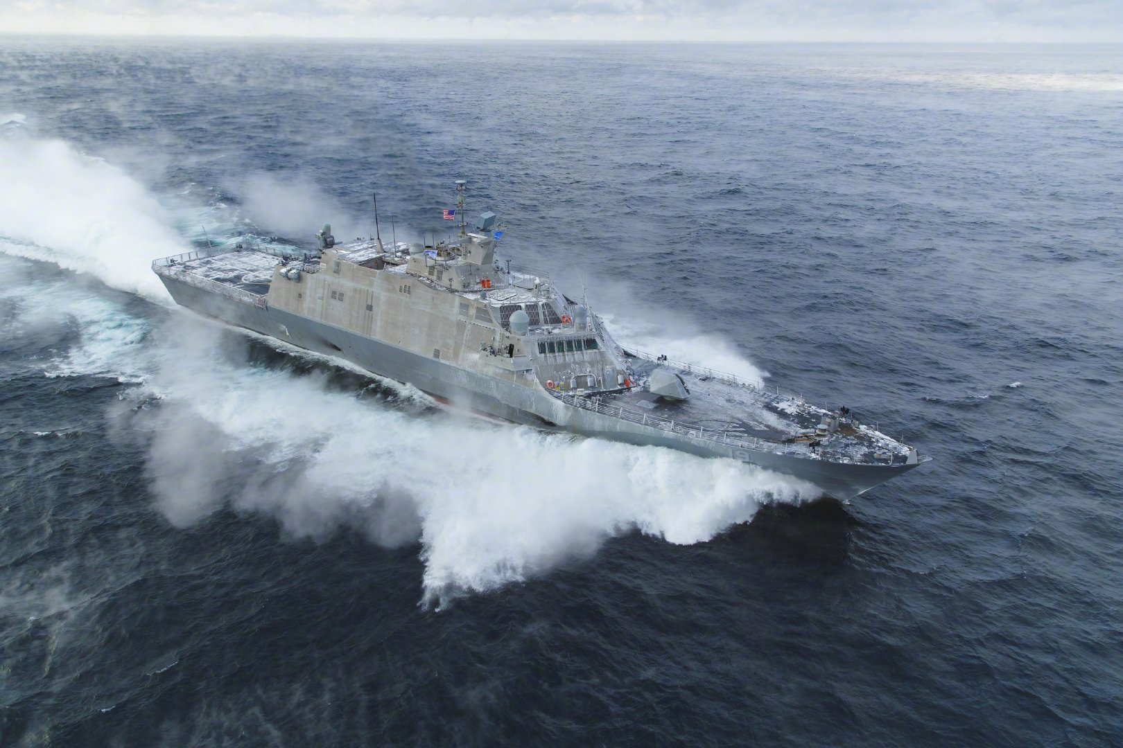 2019年12月美国"自由"级濒海战斗舰的10号舰"圣路易斯"在密歇根湖