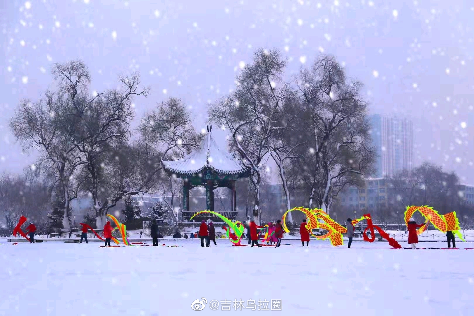 吉林市北山秀雪色引八方游客游玩摄影