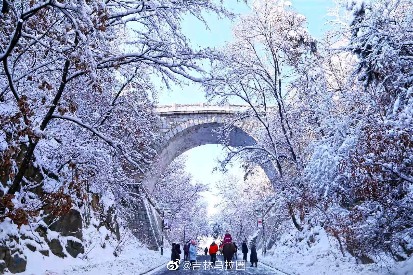 吉林市北山秀雪色引八方游客游玩摄影