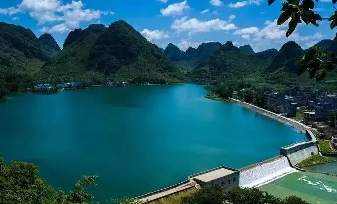 水库面积不大,但也值得车游一圈.