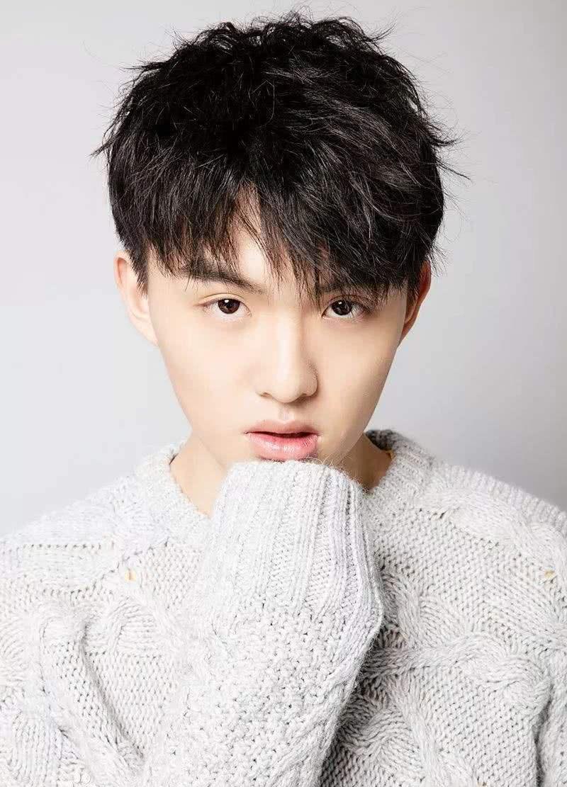 他7岁出道,出演50多部作品,曾经不温不火,如今帅到不敢认|童星|郑伟