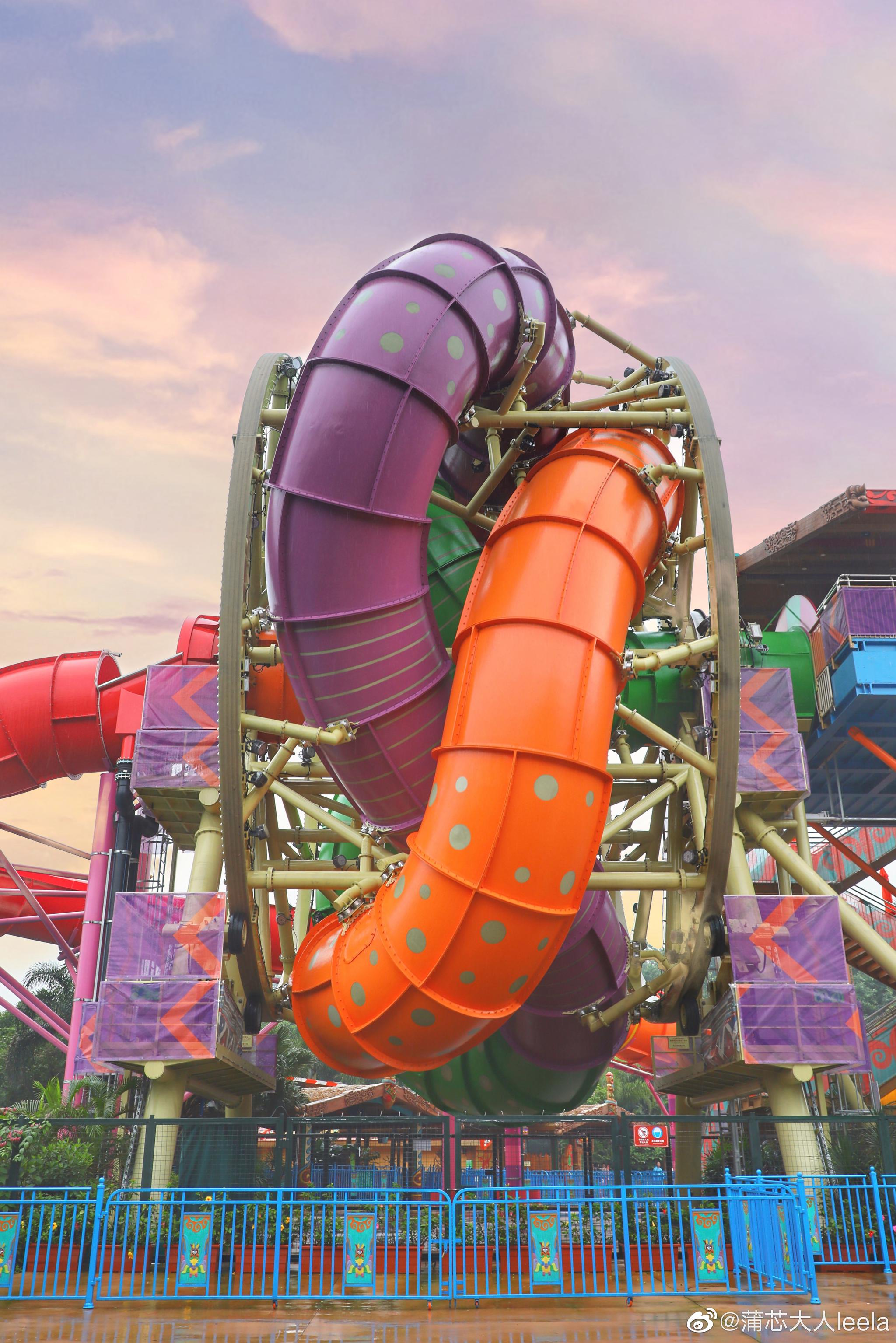 摇滚巨轮是长隆水上乐园的网红项目,站在26米高的摇滚巨轮下面