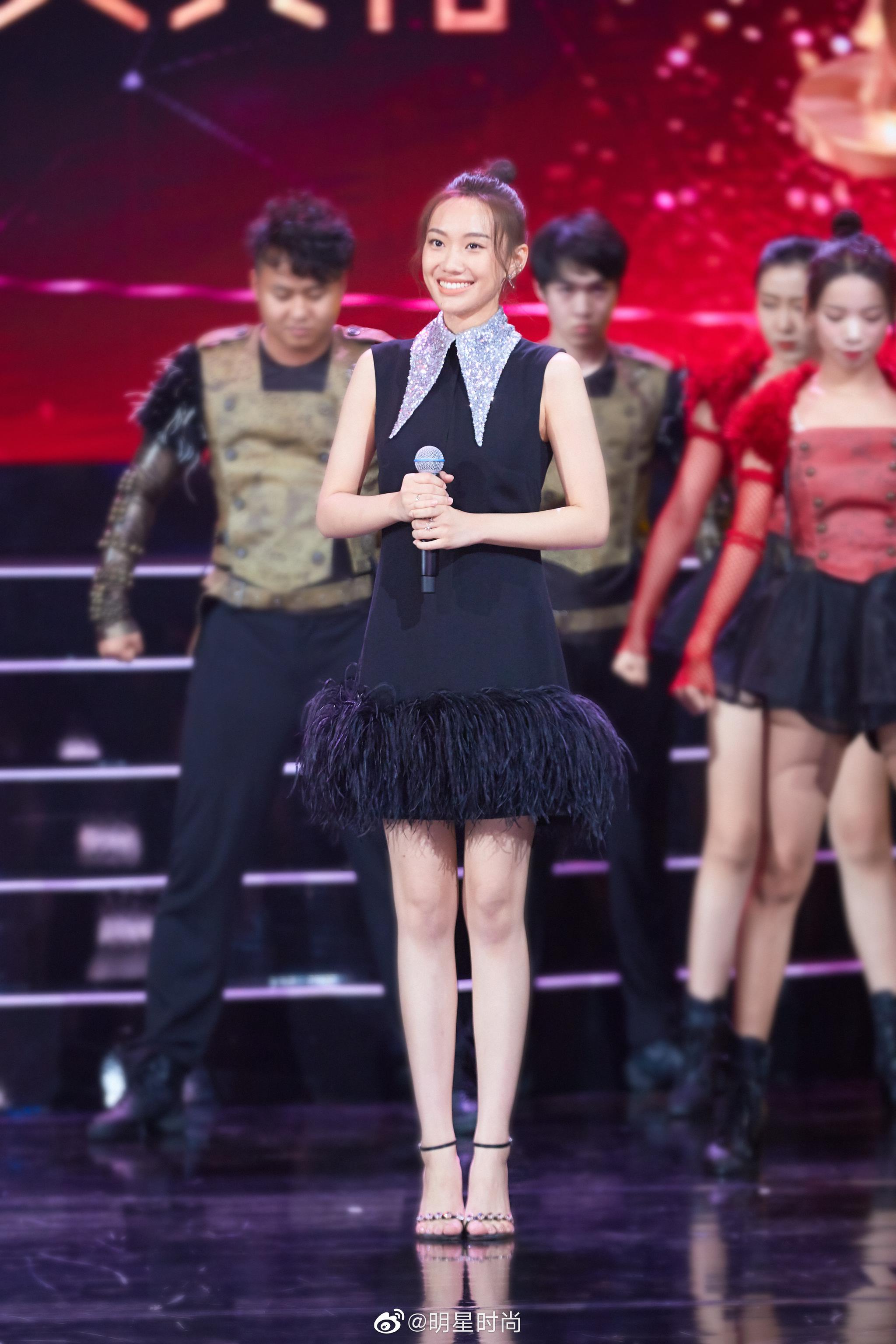 邹元清身穿16arlington黑色短裙搭配sergiorossi高跟鞋