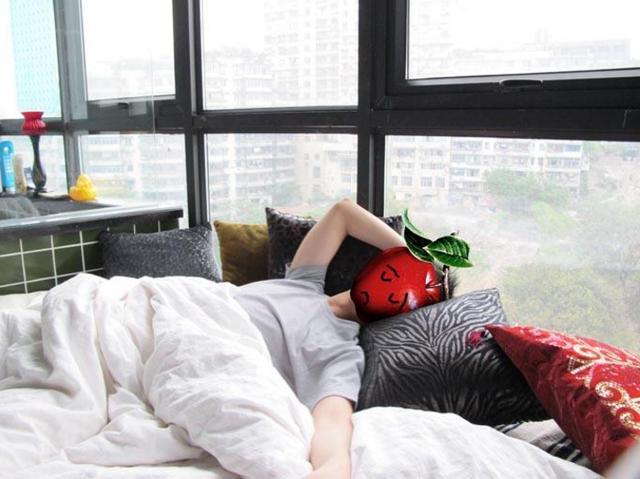 床头的位置做了小书桌,平时我喜欢看书,我相信阅读可以提升一个人的