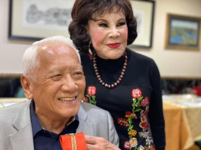 87岁黄夏蕙与丈夫甜蜜庆结婚36年当众拥吻婚后长年分居恩爱如初