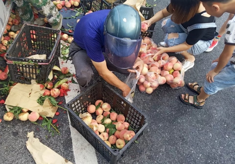 浦江交警路边卖水果