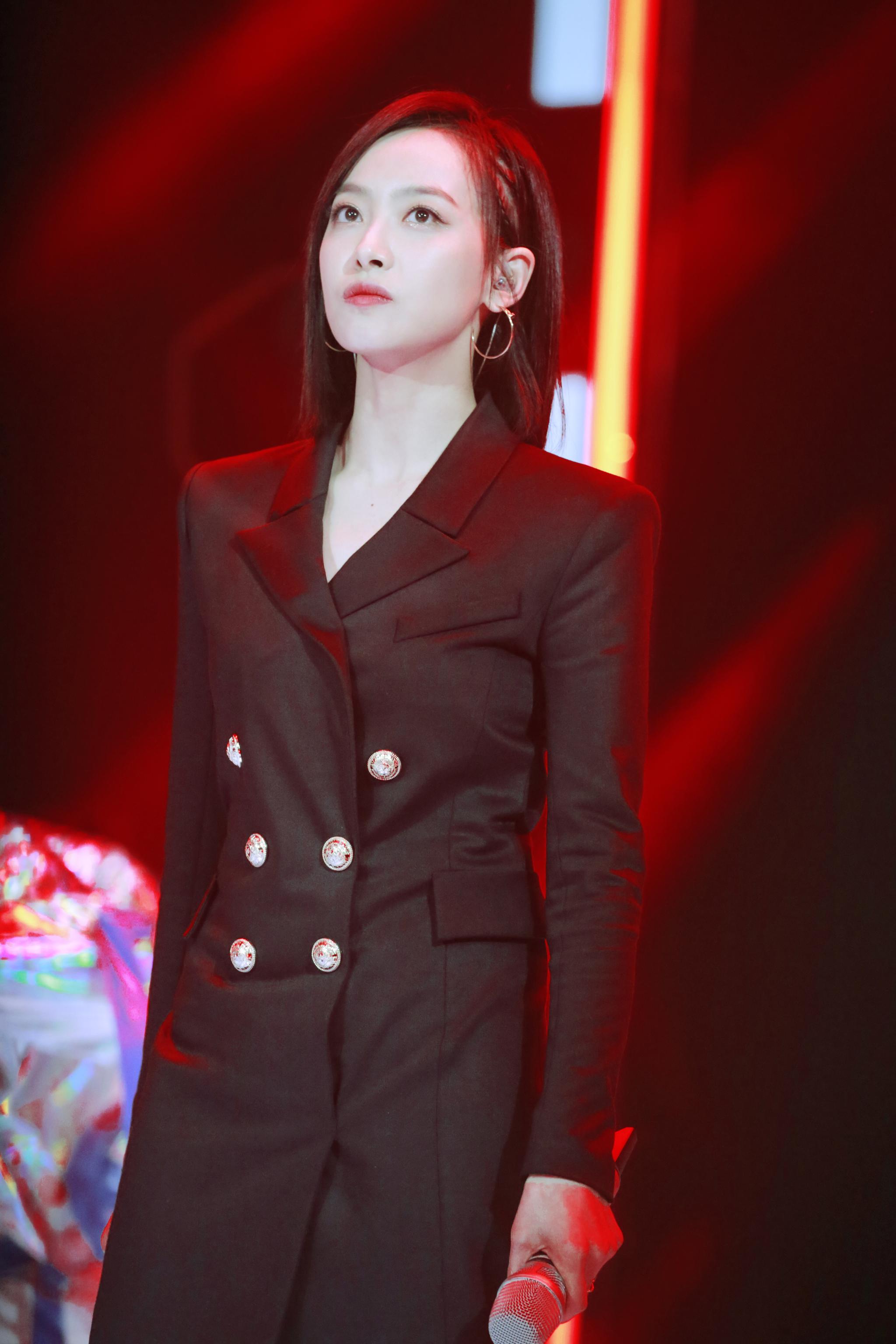 来品一组宋茜湖南五四晚会饭拍图,人鱼姬眼妆闪耀灵动