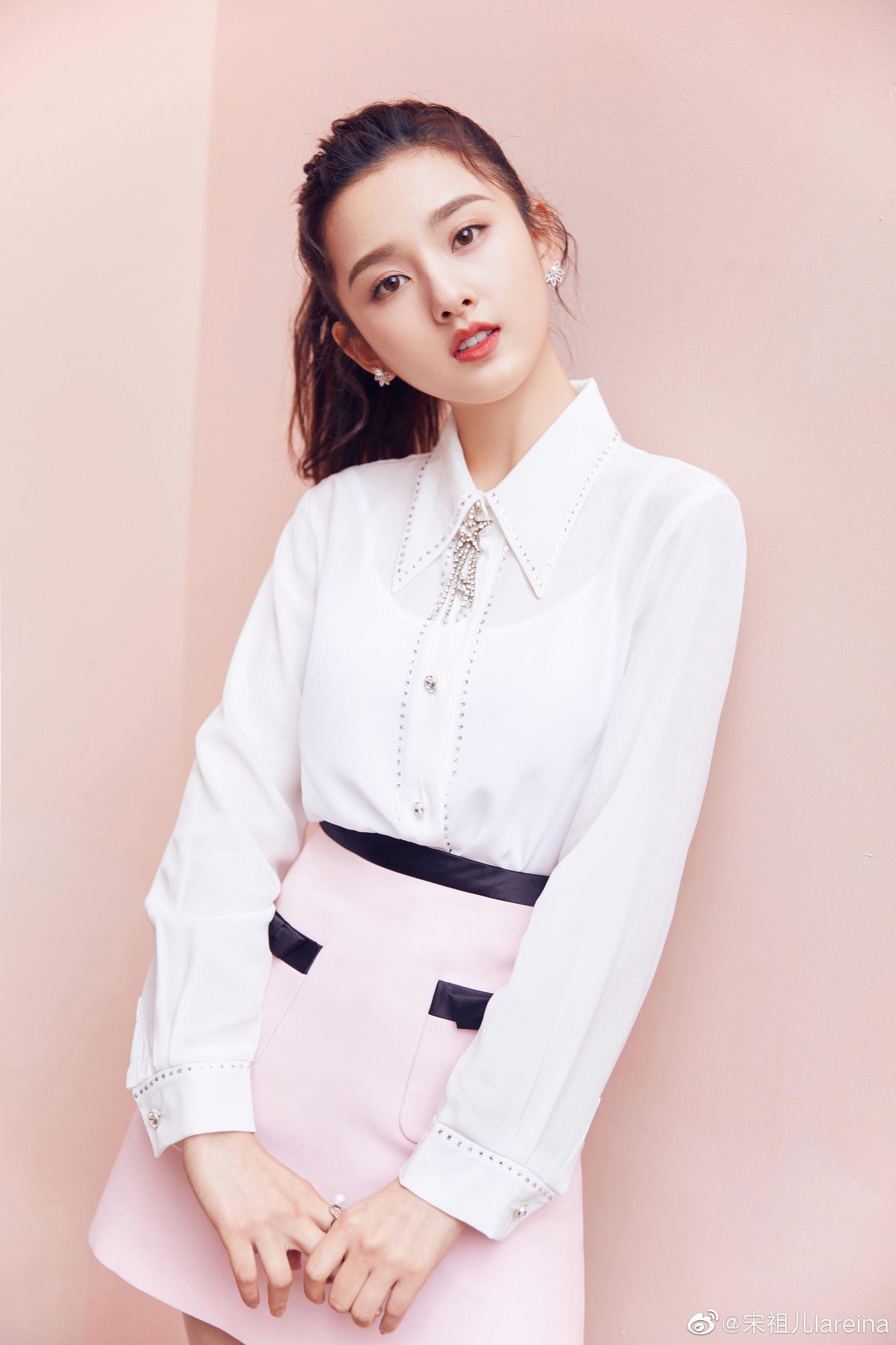 2005年,宋祖儿出演了个人的首部影视作品《海阔天高》,她在剧中饰演