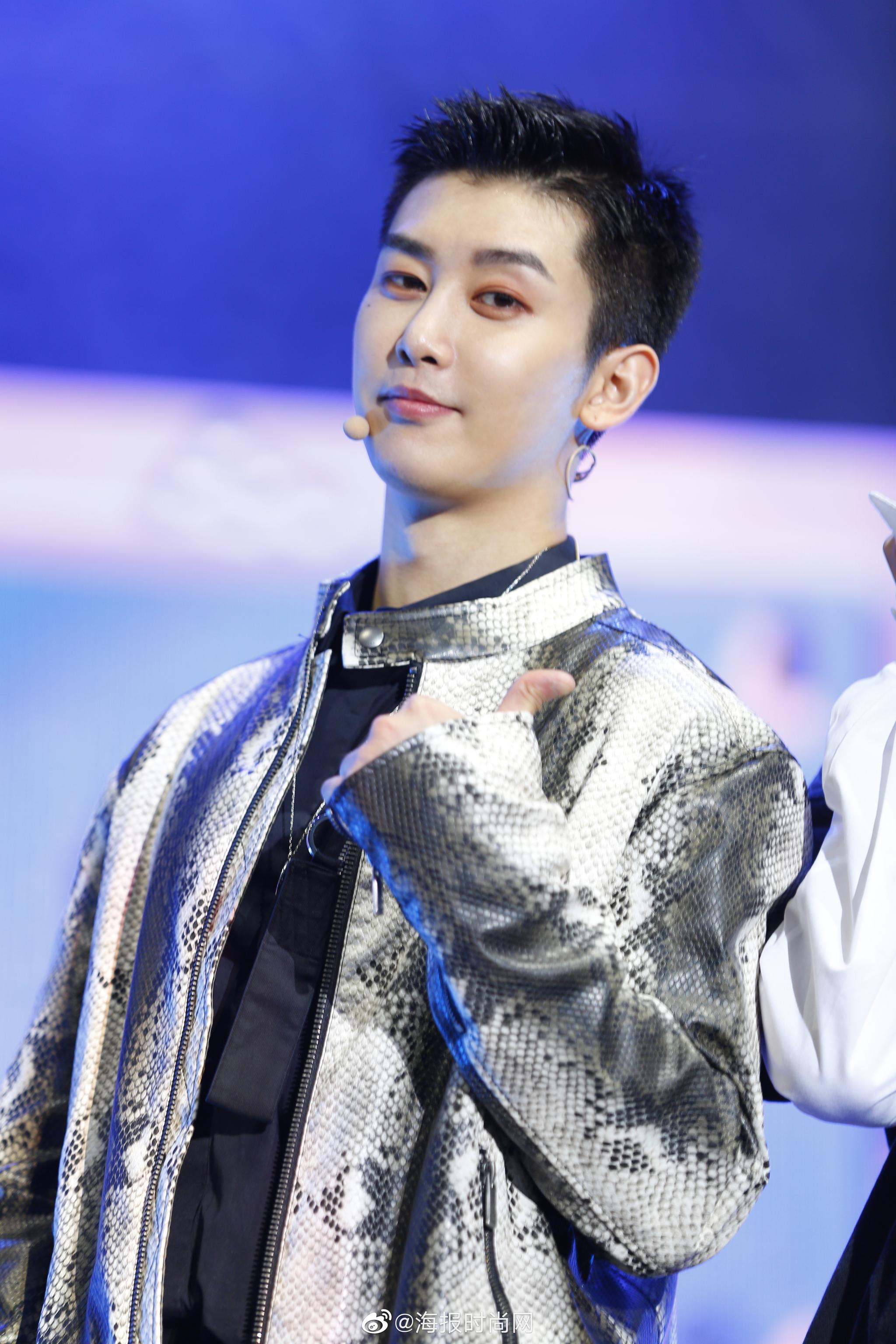 今晚,成员亮相"以团之名粉丝见面会"