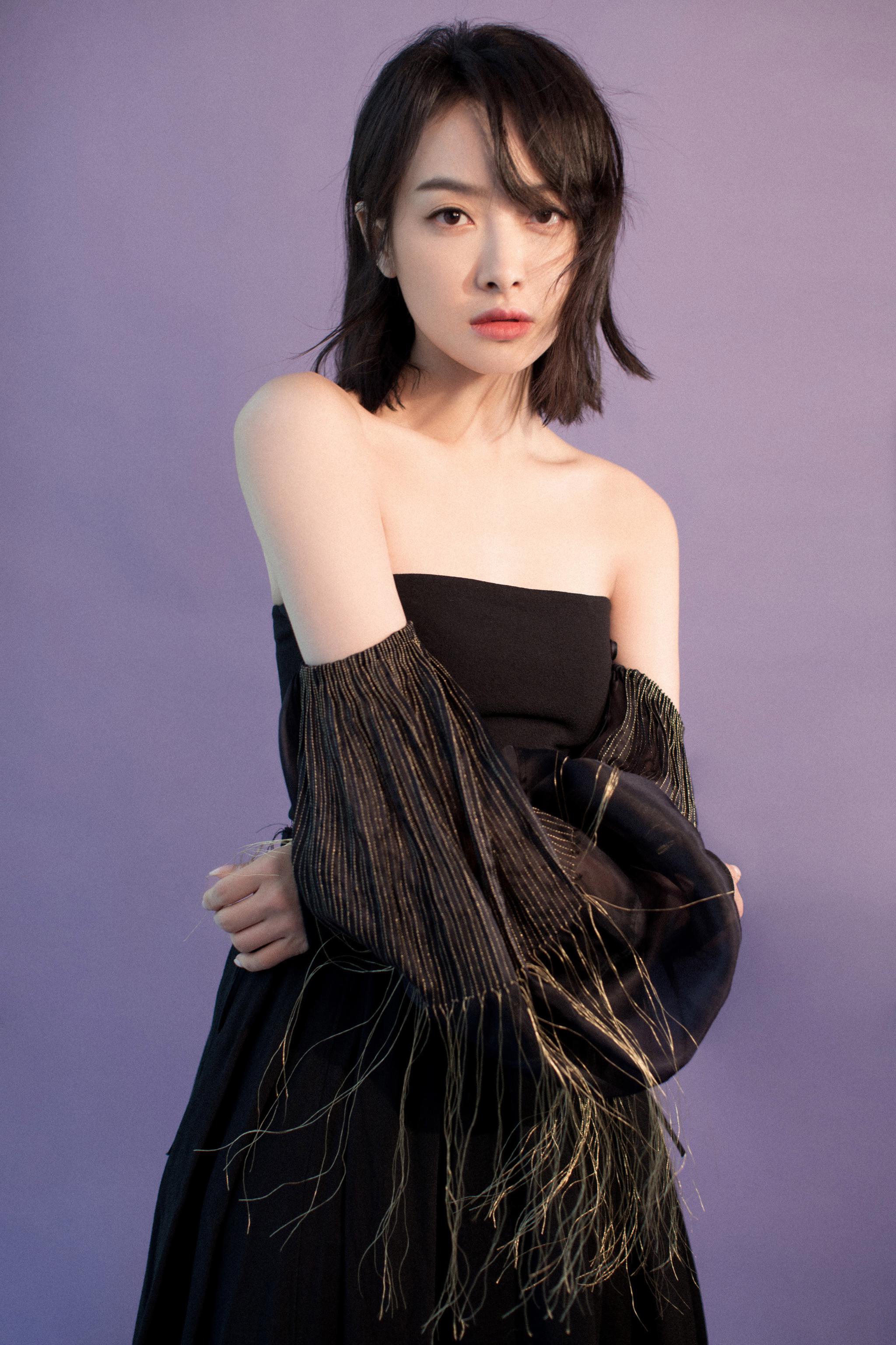 宋茜 身着金缕气球袖长裙现身,衣袖处的金色流苏装点了黑色礼服