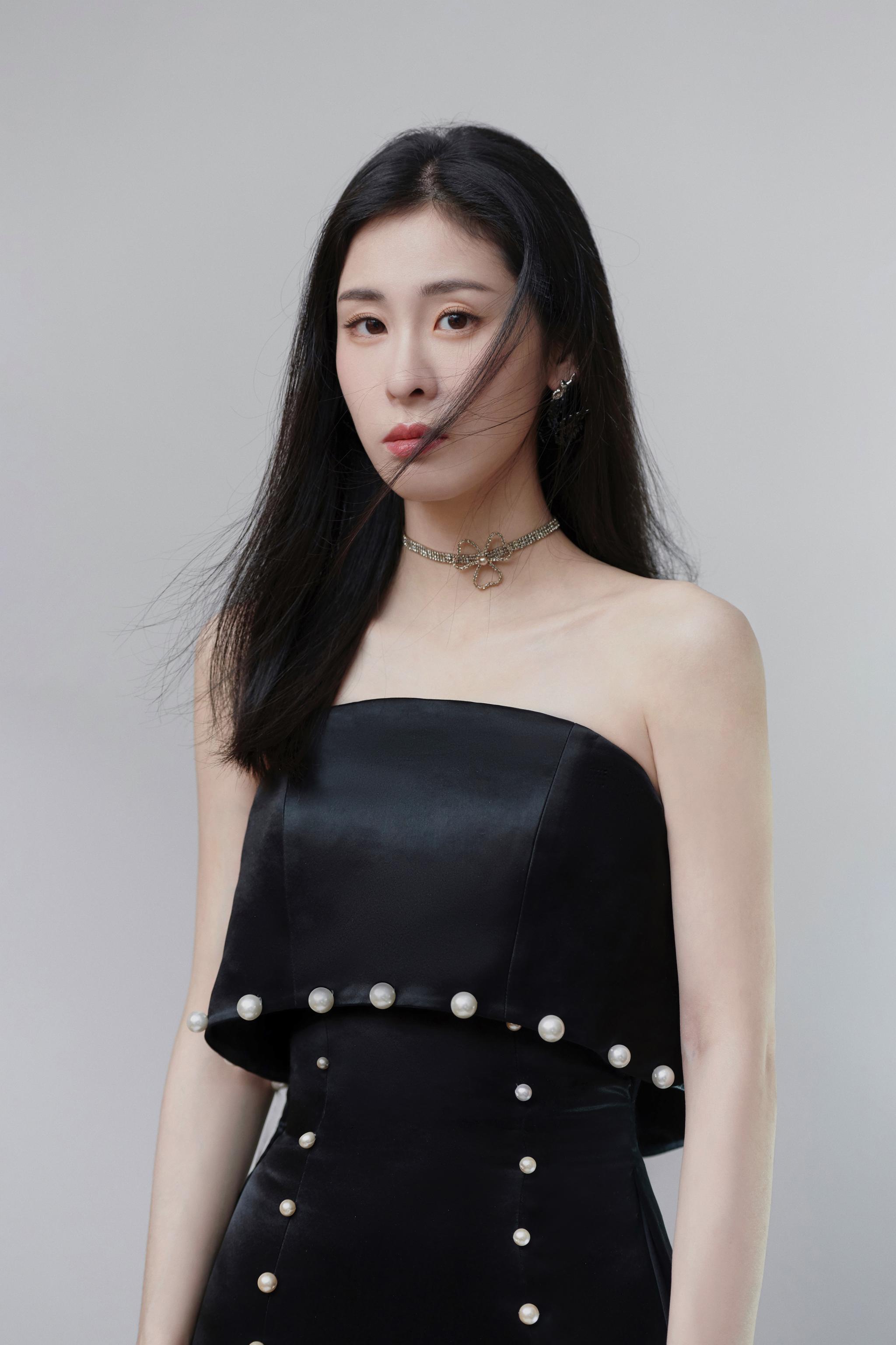 老板@张碧晨 一袭黑色长裙出席@英树 品牌年会 现场演唱 和