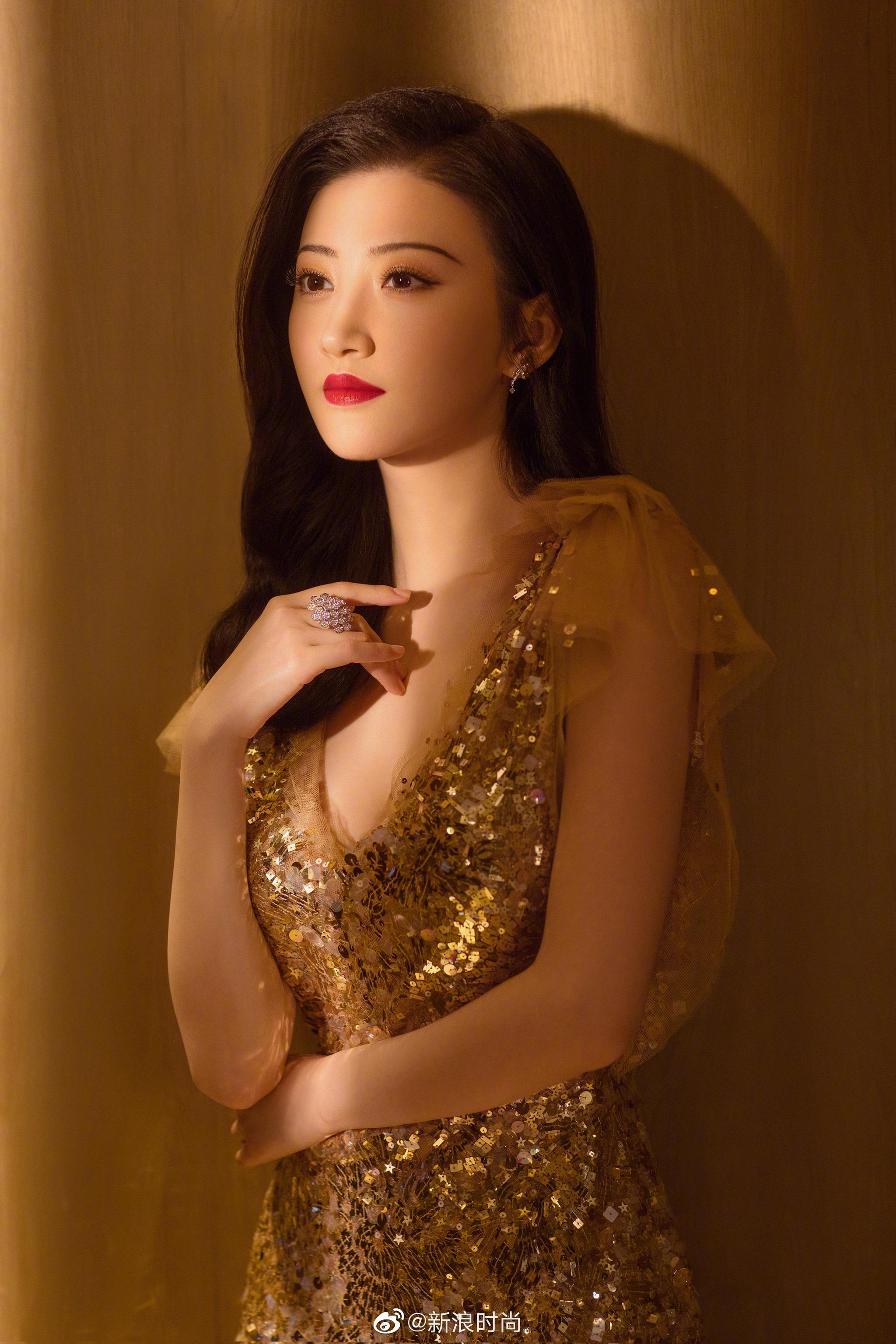 景甜 今日以一袭裸色亮片拖地长裙造型惊艳亮相某品牌活动