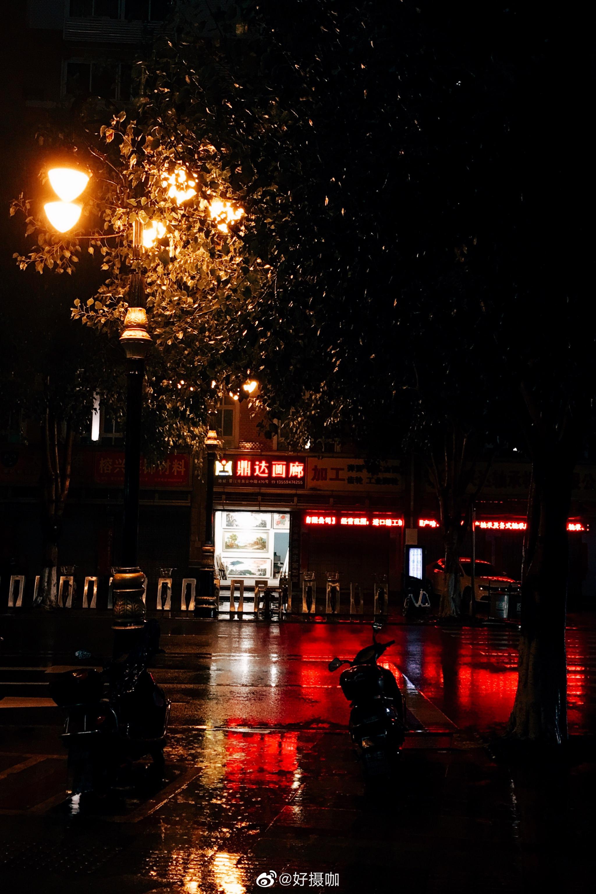 下雨天的街头都是心事重重的样子