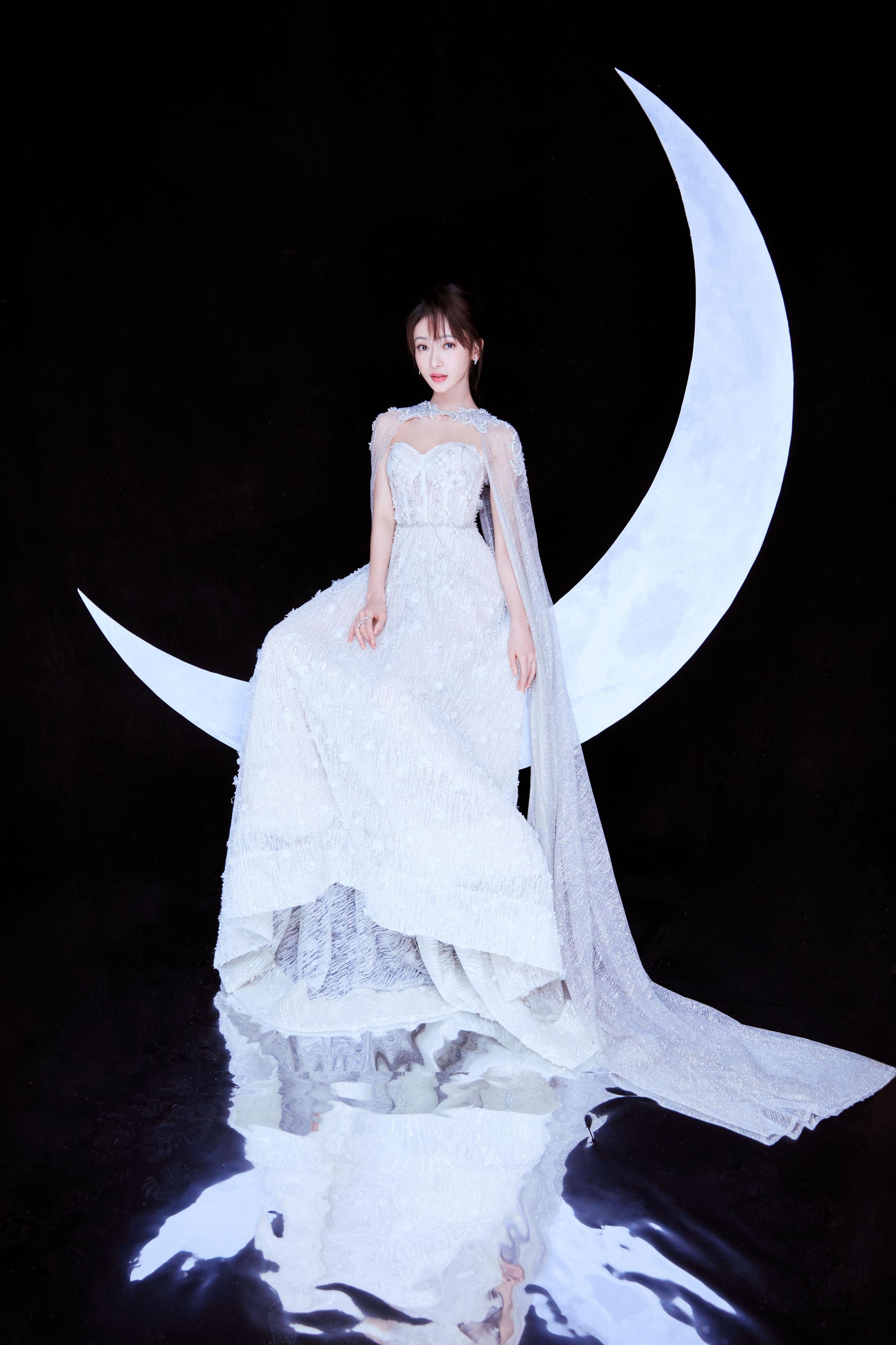 吴谨言 今日身穿披肩银白色刺绣礼服,波光粼粼中荡漾着身影