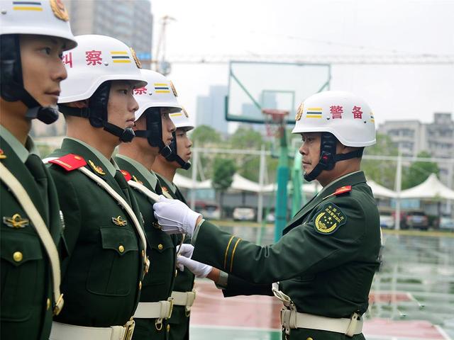 戴白头盔的军人究竟是干什么的为啥军官见了都要躲着走呢