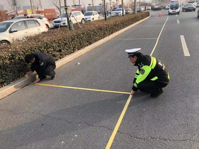 任丘交警设置186个临时停车位,缓解节前购物停车难!