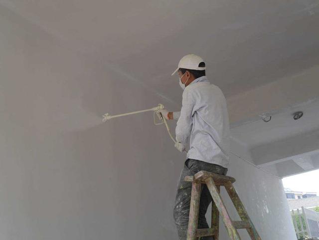 乳胶漆选择滚刷还是喷涂好？清楚这2种问题，装修不再被坑|滚刷|喷涂|墙面_新浪新闻