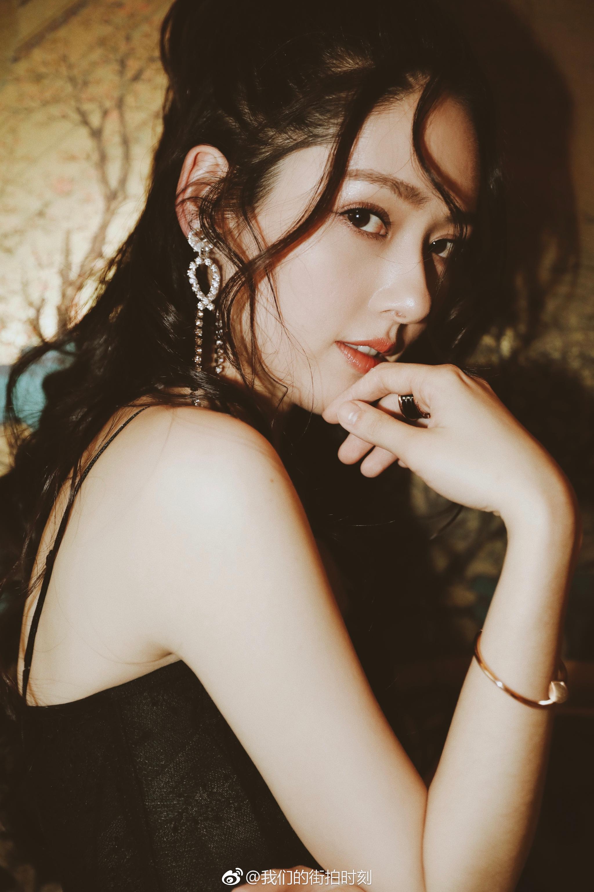 今晚随《武林怪兽》亮相的@郭碧婷 ,一袭黑色吊带纱裙,温婉大方