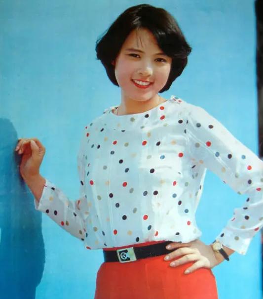 出现,就是下面这张这张照片,囧妈背后出现的,依次是张芝华,徐幸,唐群