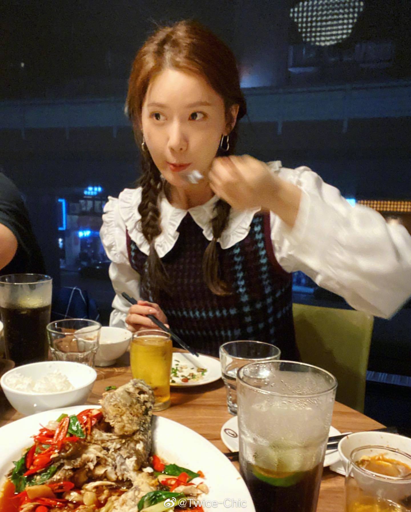 林允儿 | 今日生活照及机场穿搭,白色娃娃领衬衫外搭格纹背心