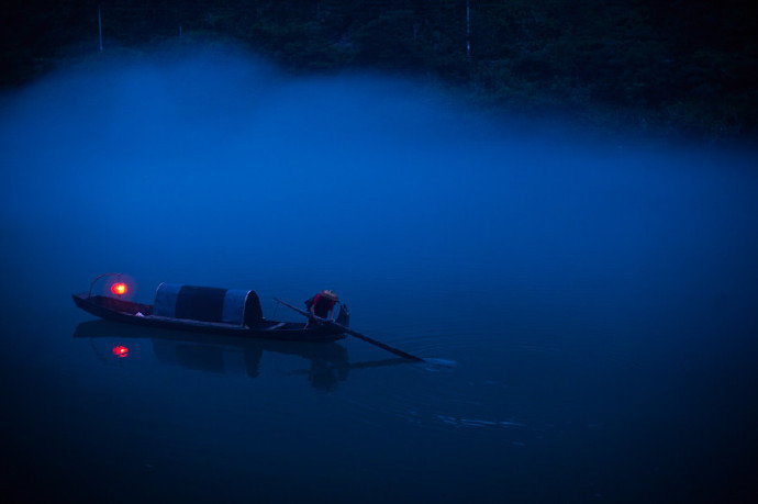 扁舟夜泊月明秋 水面鱼游趁闸流 扁舟夜泊月明秋 水面鱼游趁闸流