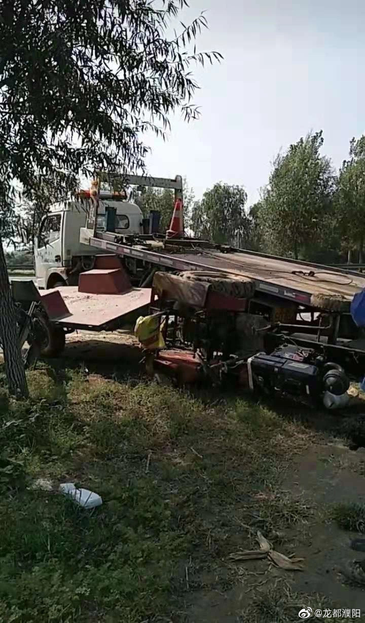 濮阳一辆农用拖拉机侧翻在道路边