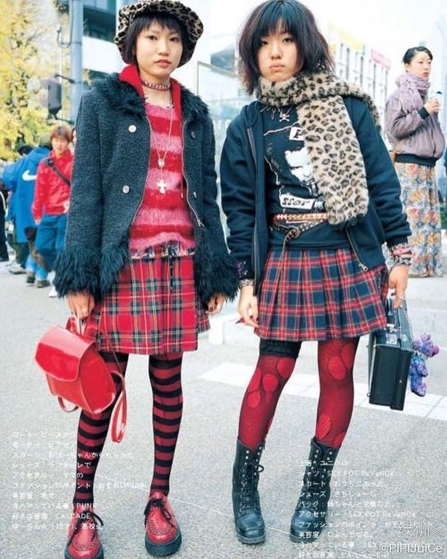 1990 年代日本街头潮人 小短裙,大波浪,一扭一捏真像样!