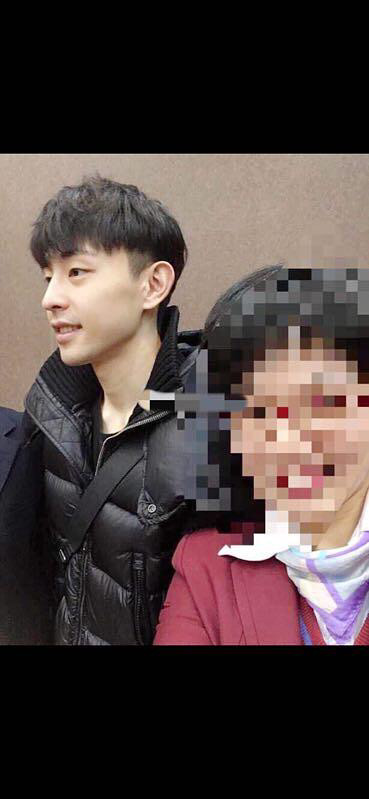 邓伦走亲戚,羽绒服棉裤加身还被p成网红脸 网友:幸亏颜值高