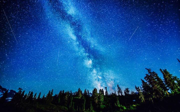 仰望星空,漫天的星斗,它们尽着自己的力量