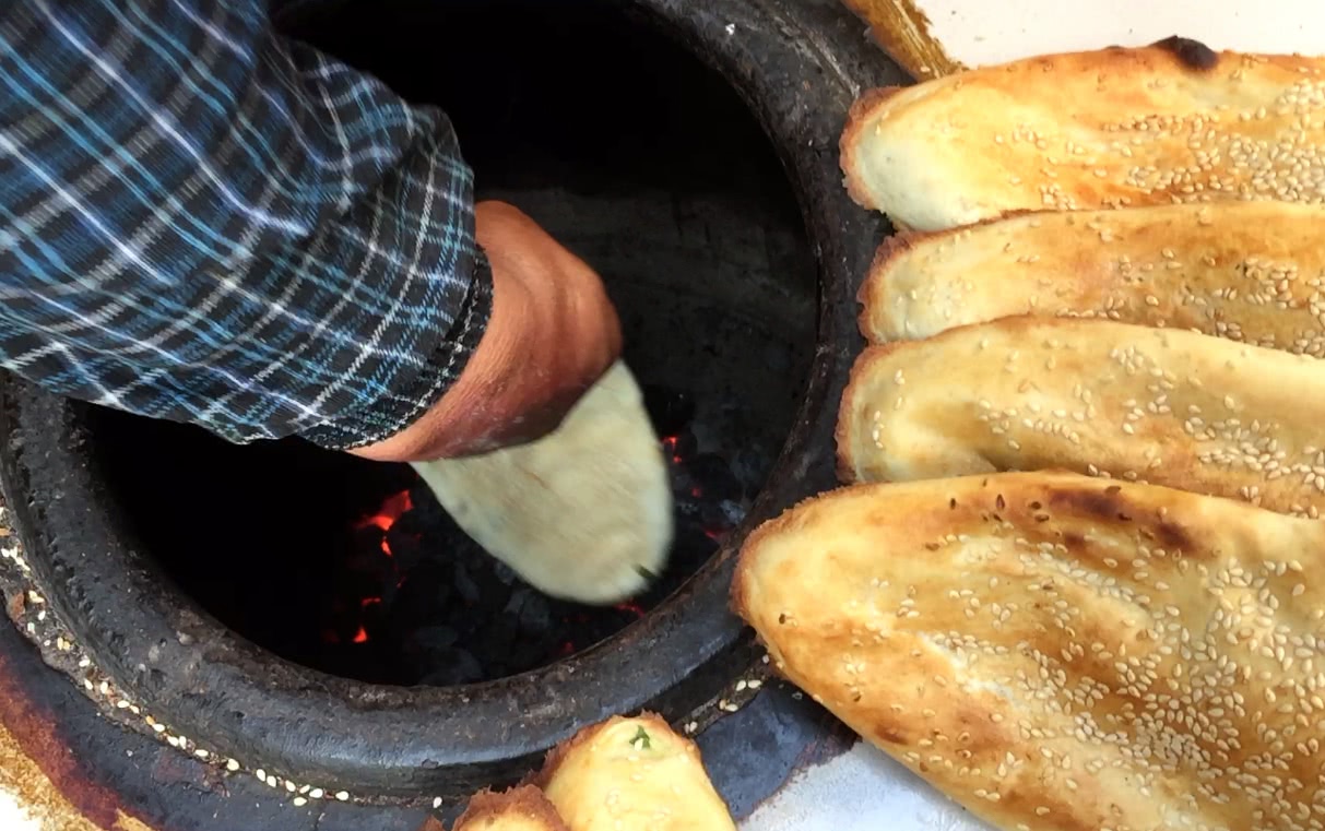 这个男子手伸进200度缸炉里做美食36年练铁手不怕烫